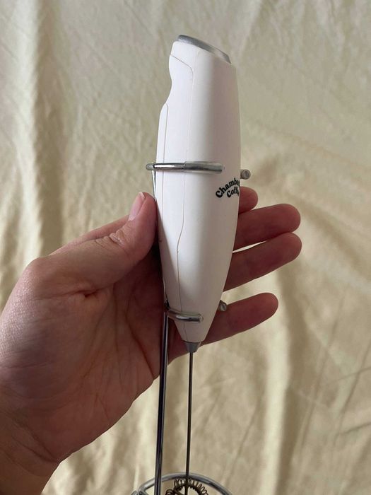 Batedor de leite elétrico Chamberlain Coffee com suporte, branco