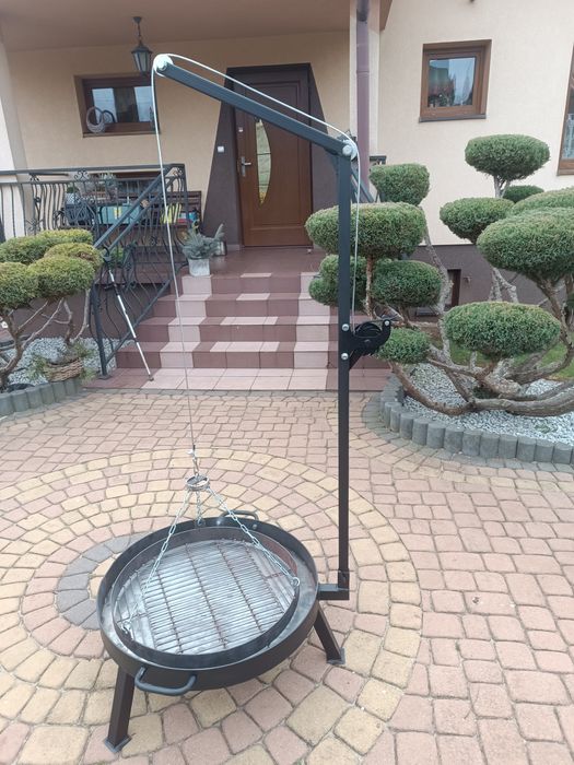 Grill z regulowanym rusztem