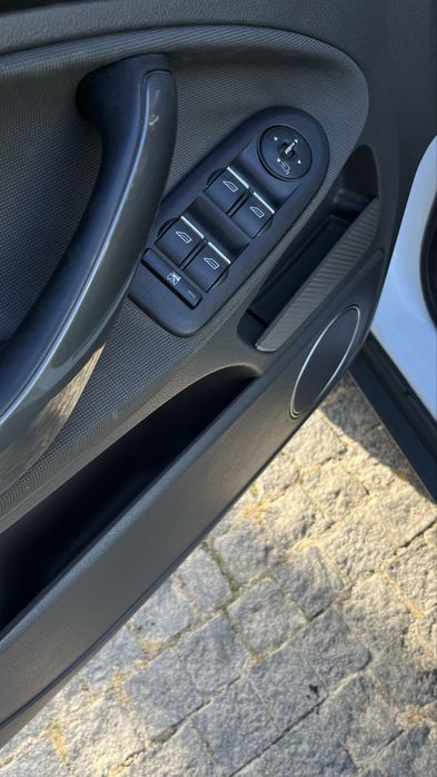 Продам білий кроссовер Ford Kuga