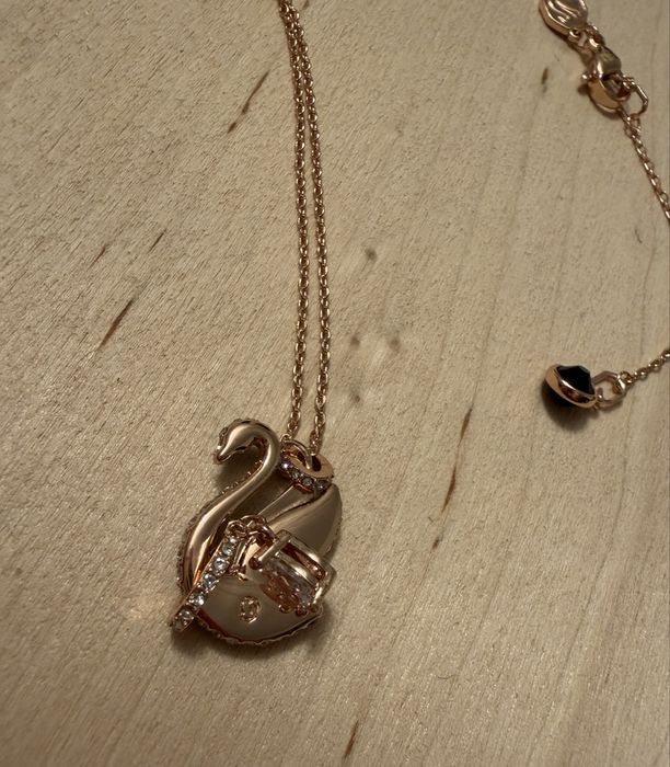 Naszyjnik Czarny łabędź z łezką sygn Swarovski