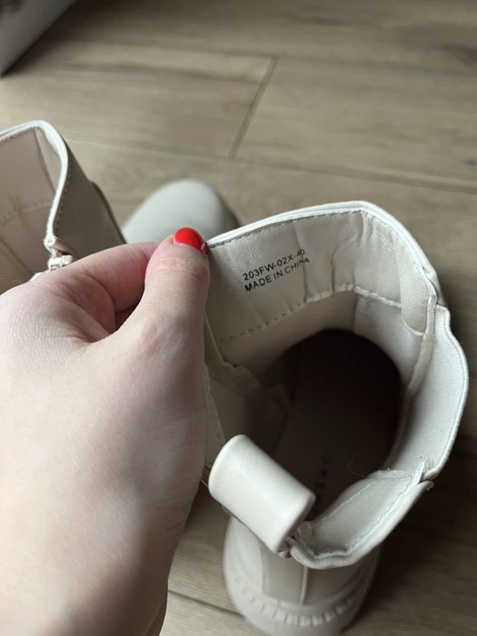 Beżowe botki sinsay