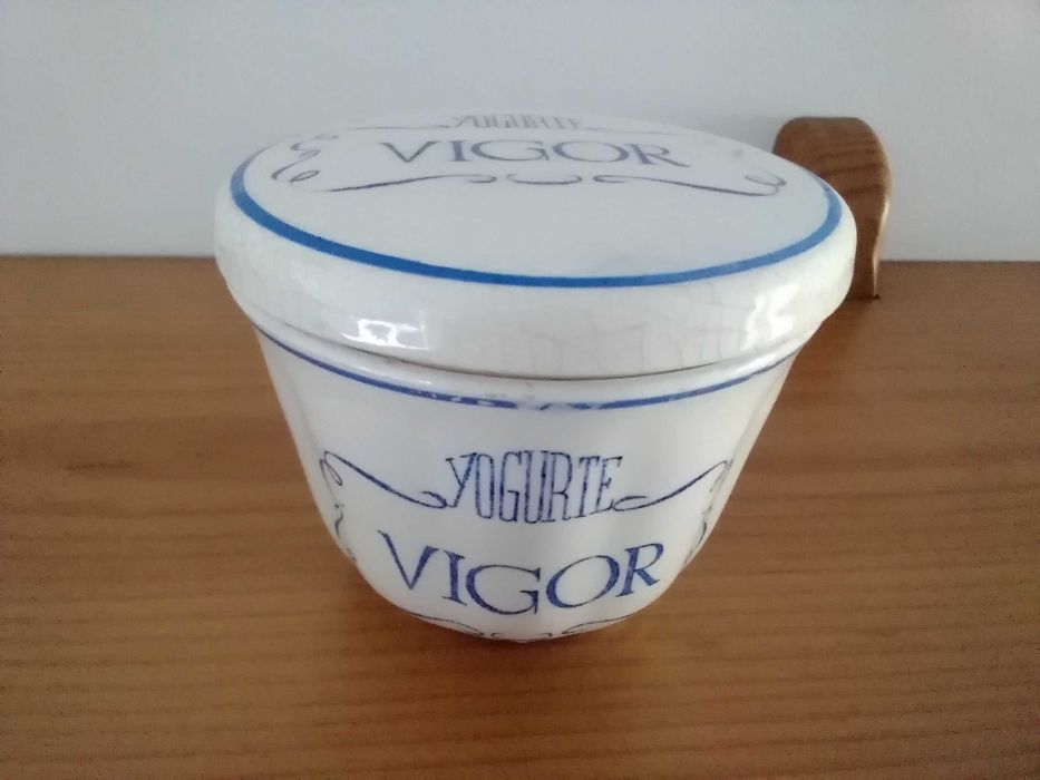 Pote com Tampa: Yogurte Vigor - Central Láctea, Lda. - Fábrica de Loiça de Sacavém