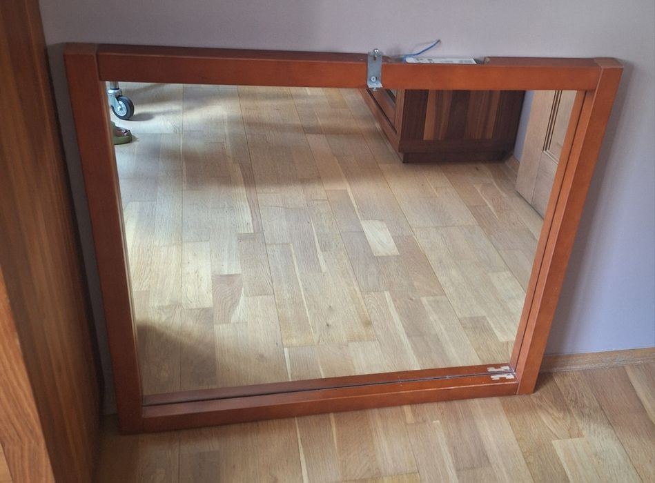 Lustro 80x70 w drewnianej ramie.