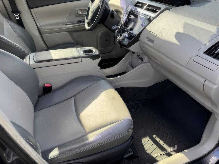 Toyota Prius v Three      2015