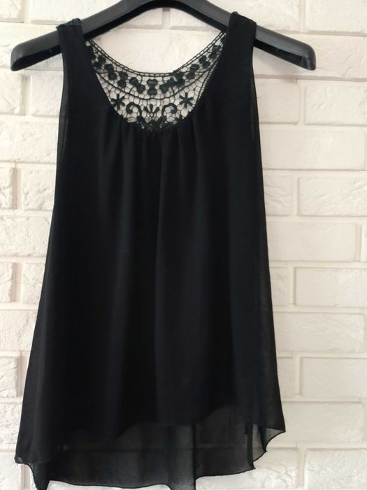 elegancka czarna bluzka z wstawką z koronki-M