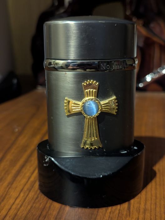 Зажигалка из 90х на магнитной подставке