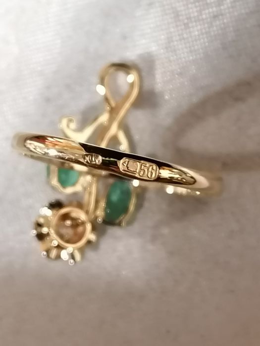Старинное кольцо 56 пробы с натуральными изумрудами и бриллиантом