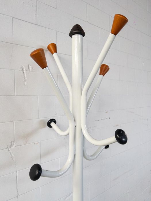 bengaleiro em ferro, cabides em madeira e base em mármore.