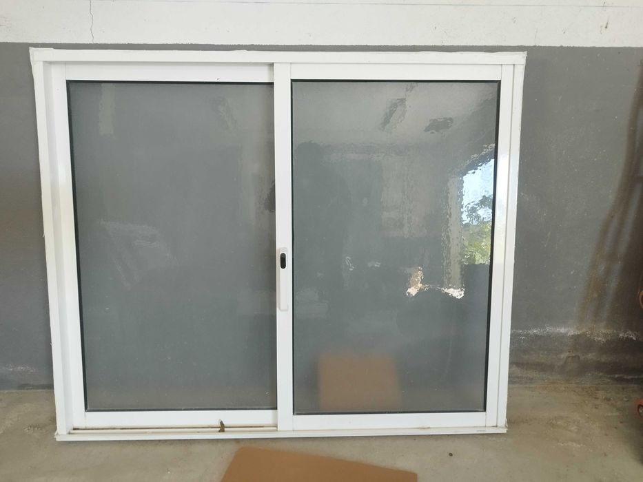 Aluminum window in good condition64553233571074121