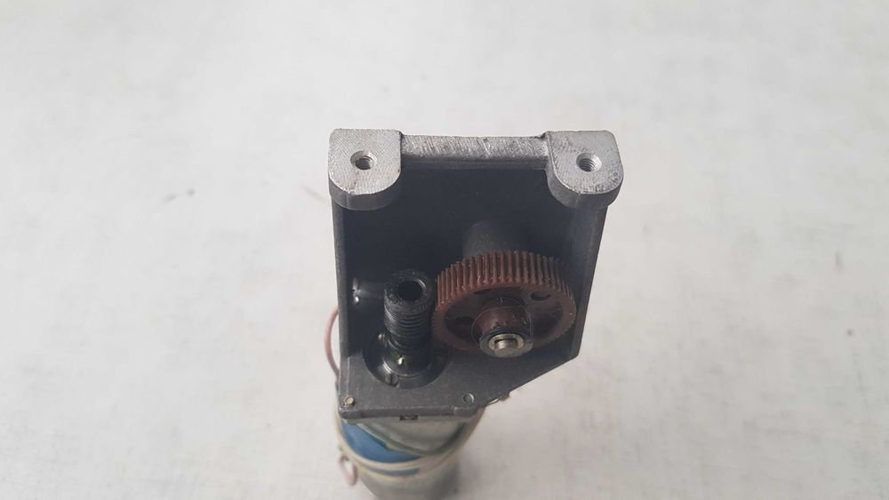 Электродвигатели ДПР-42-Ф1-03 с небольшим редуктором: 500 грн ...