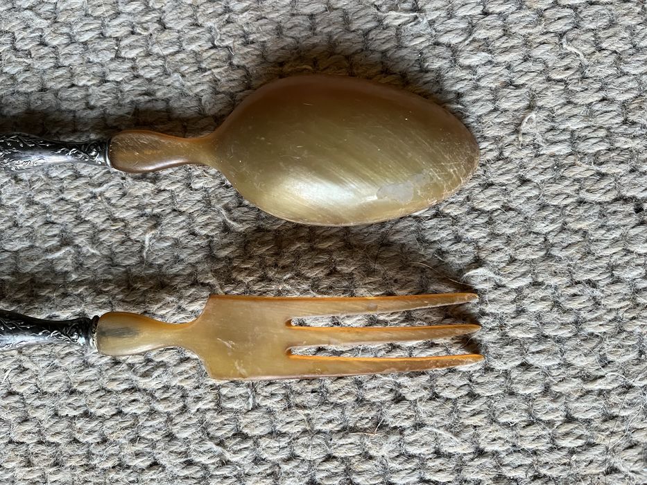 Talheres de salada de corno e prata