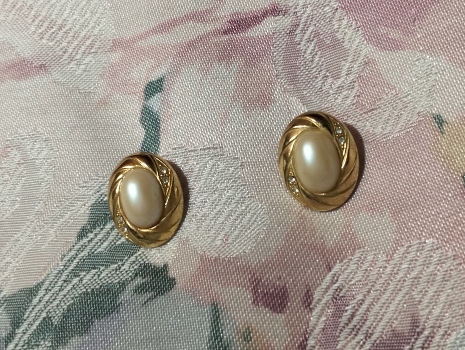 Brincos Vintage Dourados com Pérola Central e Cristais