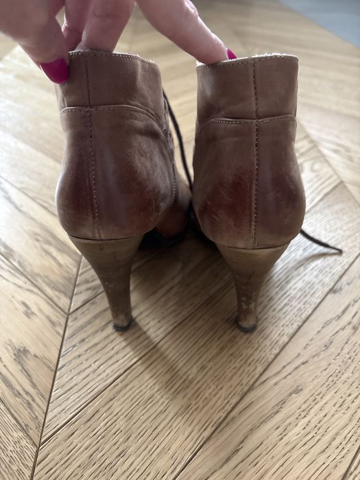 Buty skorzane na obcasie