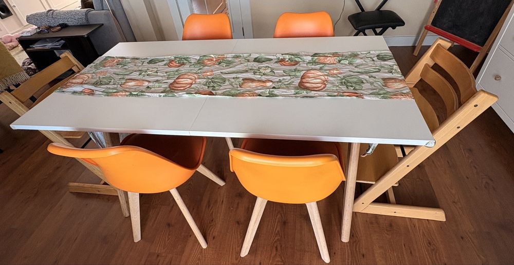 Conjunto de Jantar Mesa e 4 cadeiras,  Mesa Extensível