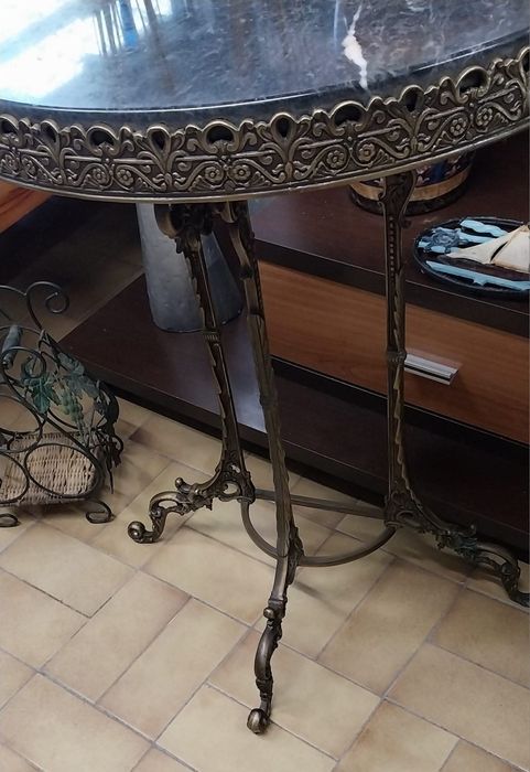 Base para guarda chuvas e espelho de parede com bengaleiro e chapeleiro. Em latão.Mesa meia lua.