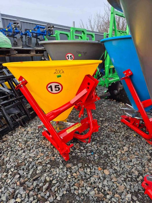 Лійка-розкидач-розсіювач мінеральних добрив для трактора