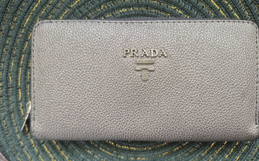 Шикарний гаманець Prada