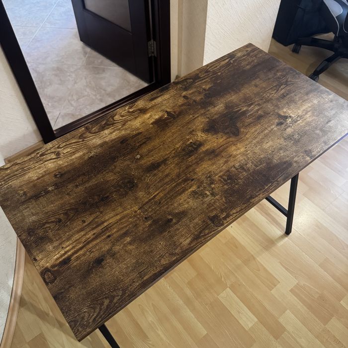 Стіл  письмовий.