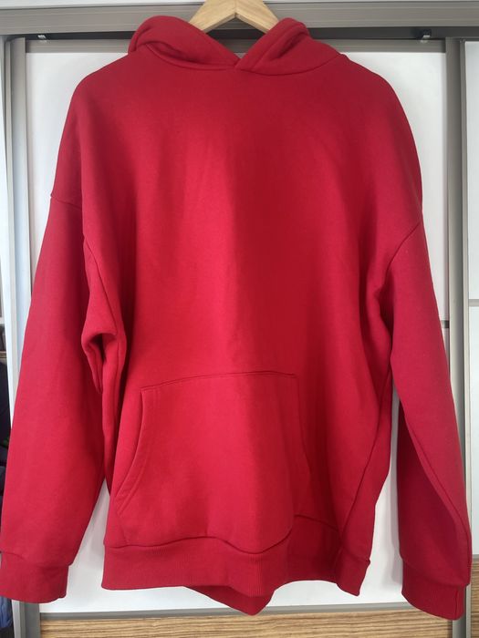 Czerwona bluza z kapturem