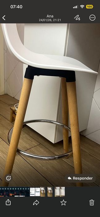 Vendo mesa de sala mais dois bancos em bom estado