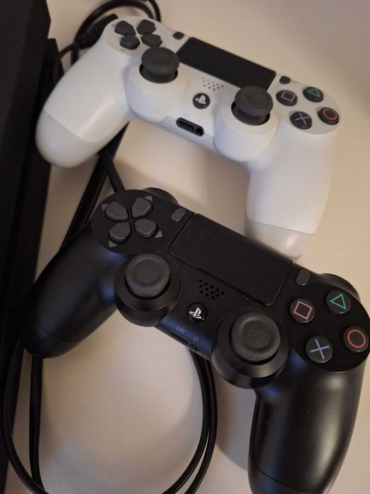 Konsola PS4 FAT + 2 pady