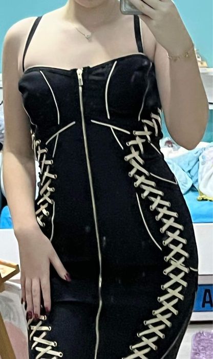 Fashion Nova koktajlowa czarna ze złotym tuba modelująca  r. S