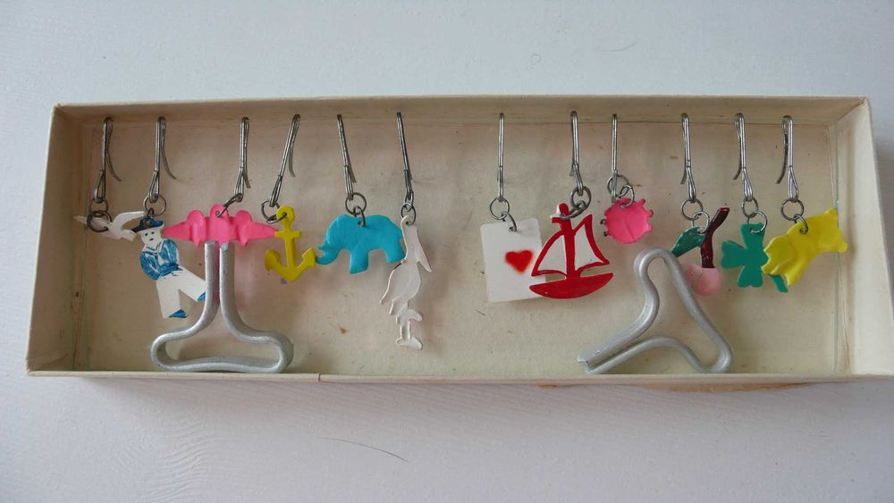 Urocze zawieszki na kieliszki ze stojaczkiem komplet PRL Vintage 12szt