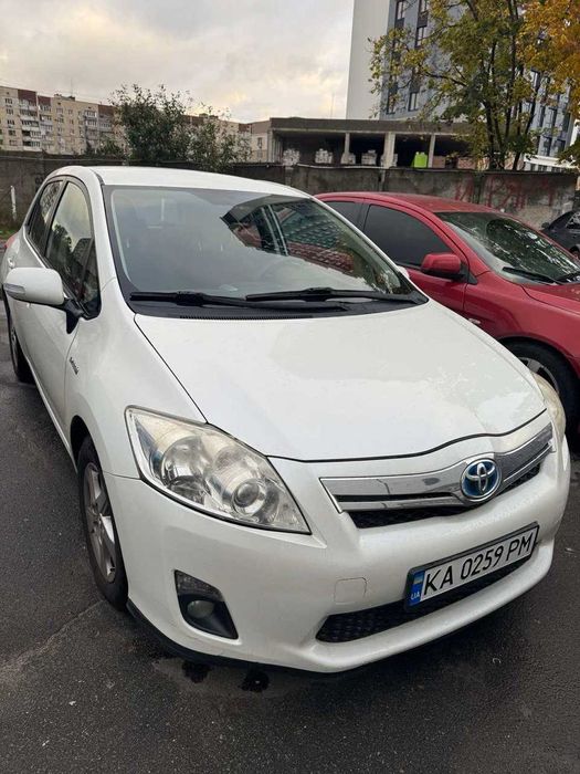 Оренда Тоета  Аурис - гібрид