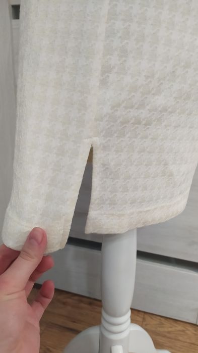 Sukienka ze skórzanym ozdobnym paskiem