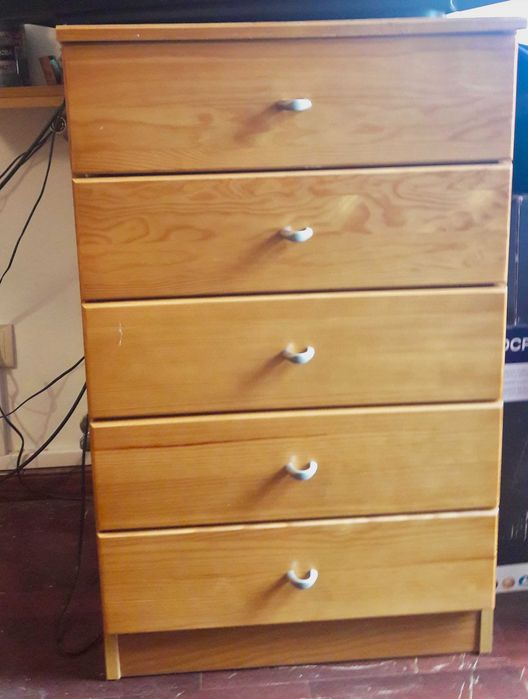 Estúdio completo (duas camas, secretária e camiseiro)