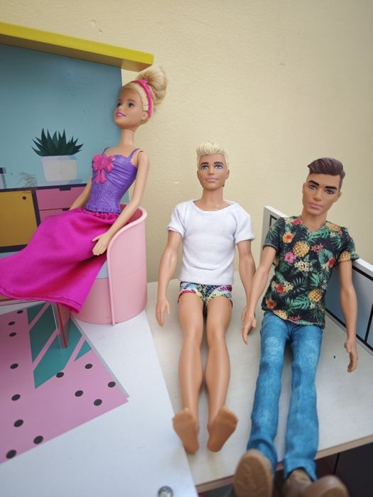 Domek dla lalek Barbie + 12 lalek i szafa z ubraniami