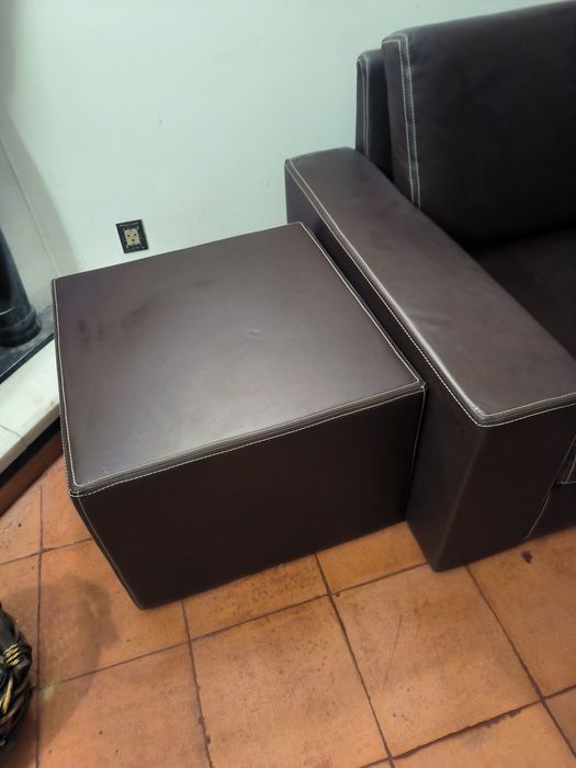 Conjunto sofá canto, mesa apoio e mesa centro em pele