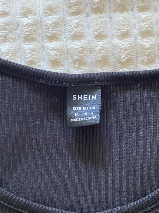 Prążkowany Crop Top SHEIN – Klasyka i Styl
