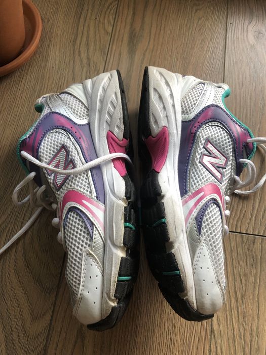 Adidasy marki New Balance.