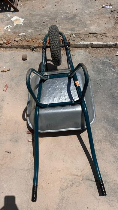 Vendo carrinho de mão para obra e escadote