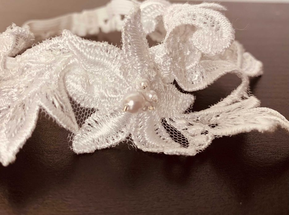 nowa artystyczna podwiązka ślubna handmade koronka perełka biała glam
