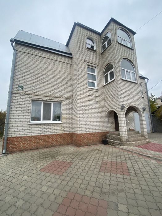 Трехэтажный дом 300 м² с участком 7 соток от собственника