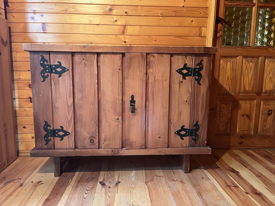 Rustykalna szafka z litego drewna z okuciami Cepelia