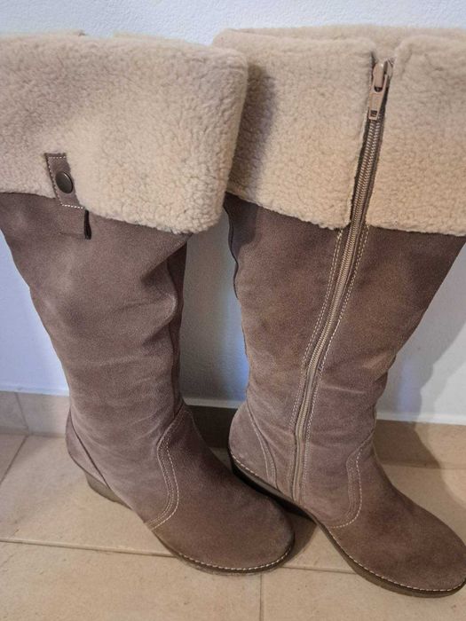 Skórzane kozaki Contes na koturnie, beżowe