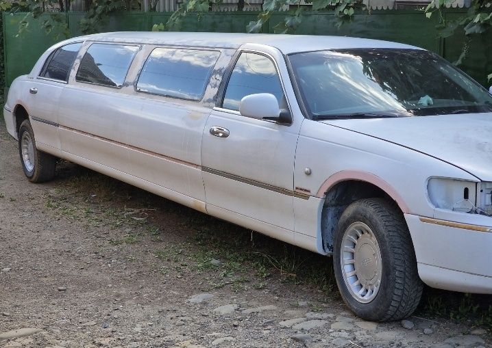 Lincoln  Town  car