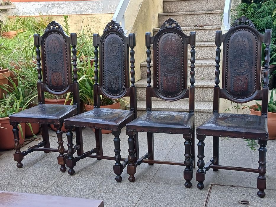 Vendo 4 CADEIRAS de JANTAR em madeira MACIÇA e COURO muito confortáveis. Possibilidade de entrega. Preço de cada 1
