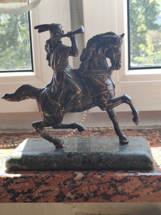 STATUETKA Jeździec na koniu.