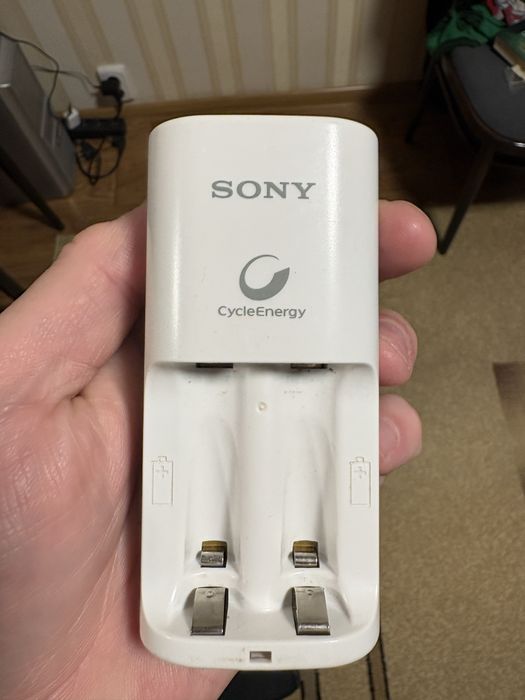 Зарядний пристрій Sony для акамуляторів