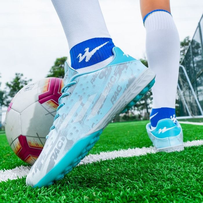 Нові кросівки, сороконіжки 35 р.