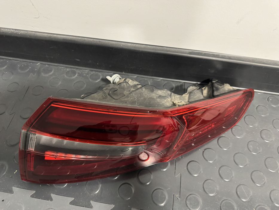 Alfa Romeo Stelvio lampa prawa tył w błotnik