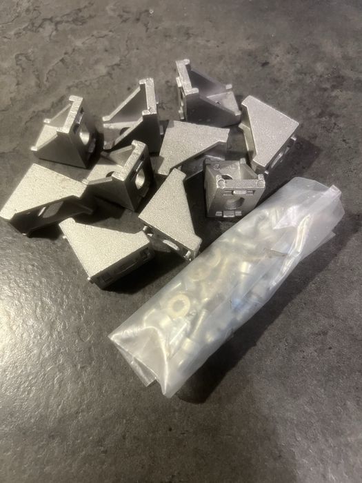 Zestaw 40 kątowników do profili aluminiowych 2020 ze śrubami