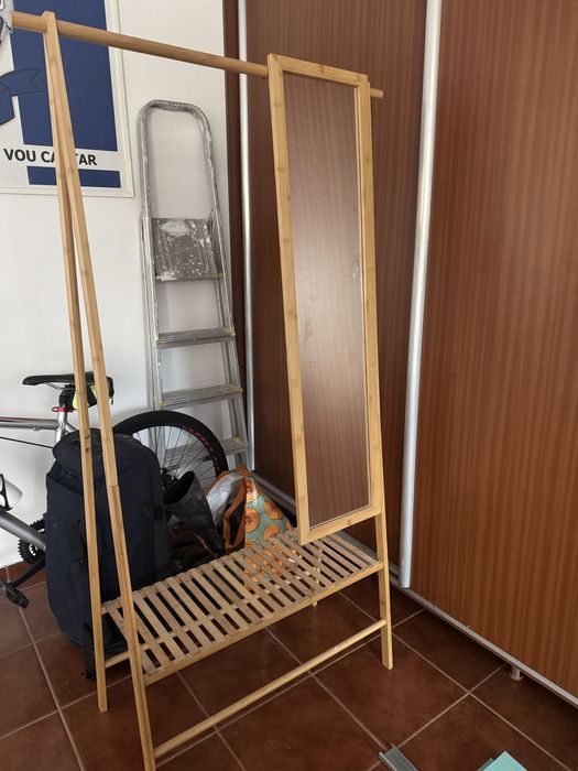 Suporte de cabides com espelho