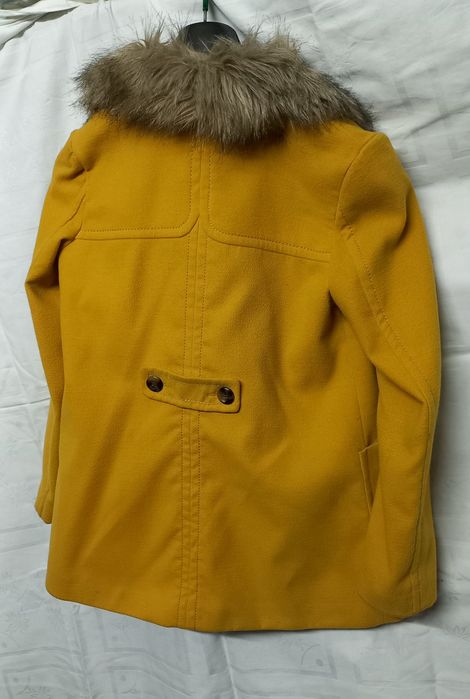 Casaco amarelo com carapuco