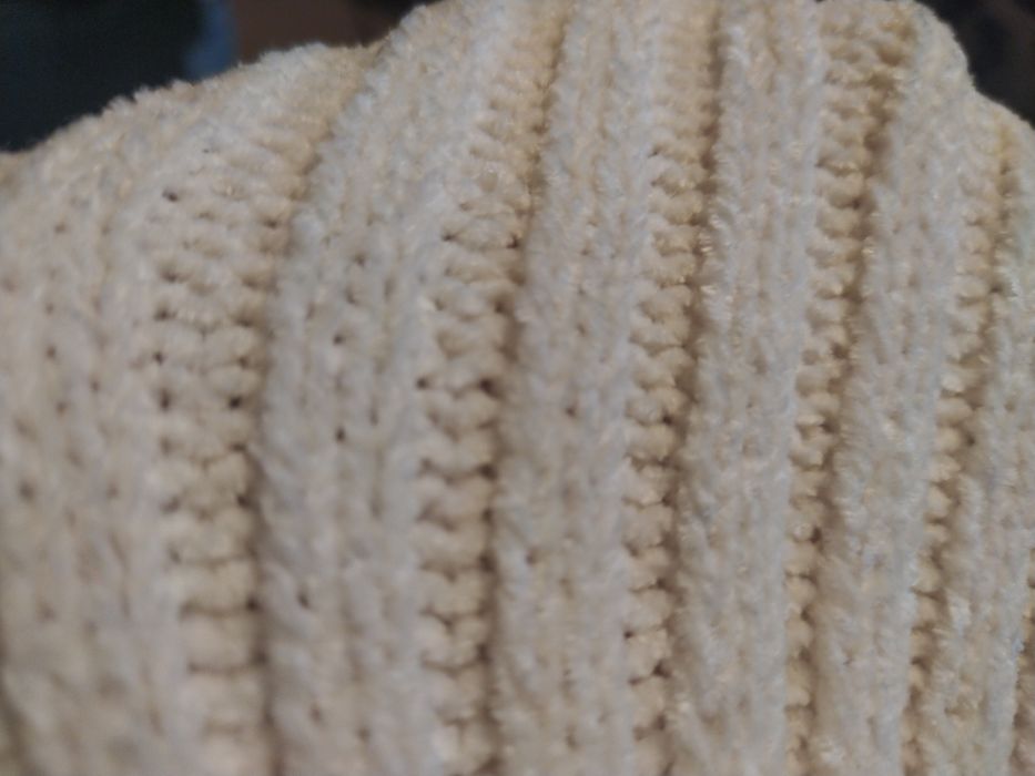 Kremowa czapka damska