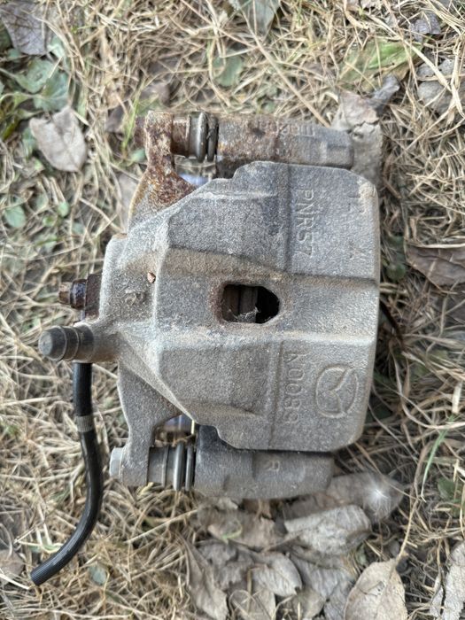 Супорт передній лівий/правий Mazda 6 GJ 2013-2017 рік